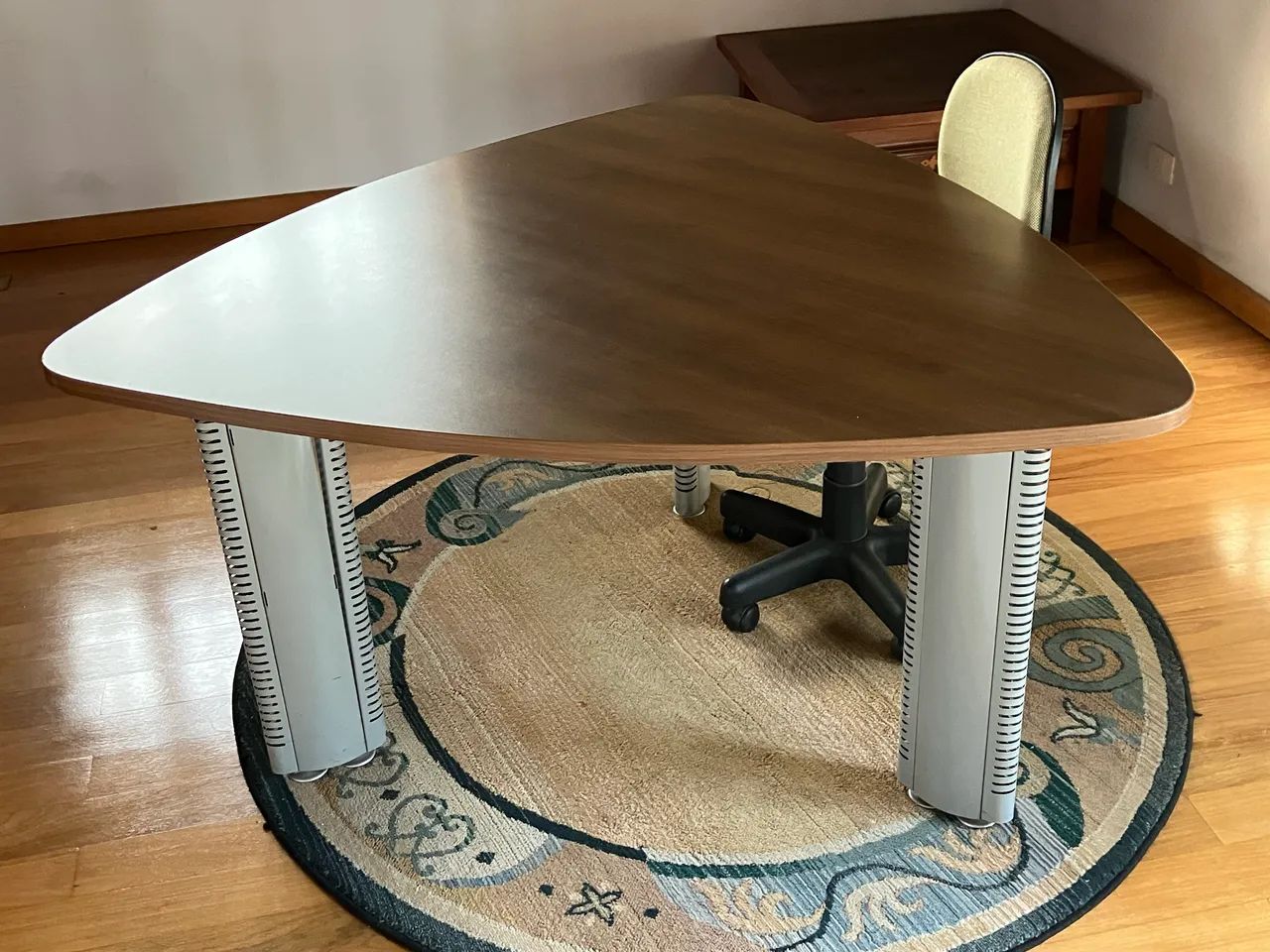 Mesa de escritório triangular em madeira com pés em aço