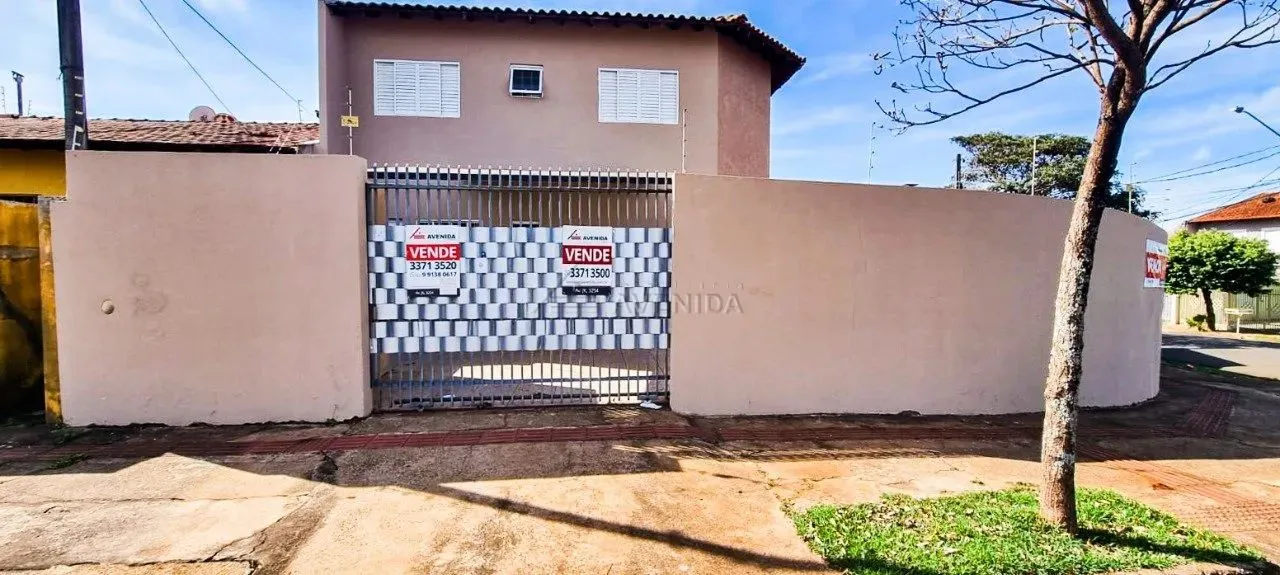 Sobrado com 3 quartos à venda no Jardim Guararapes em Londrina.