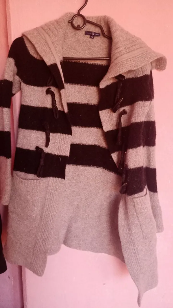 Casaco Tricot Listrado com Capuz