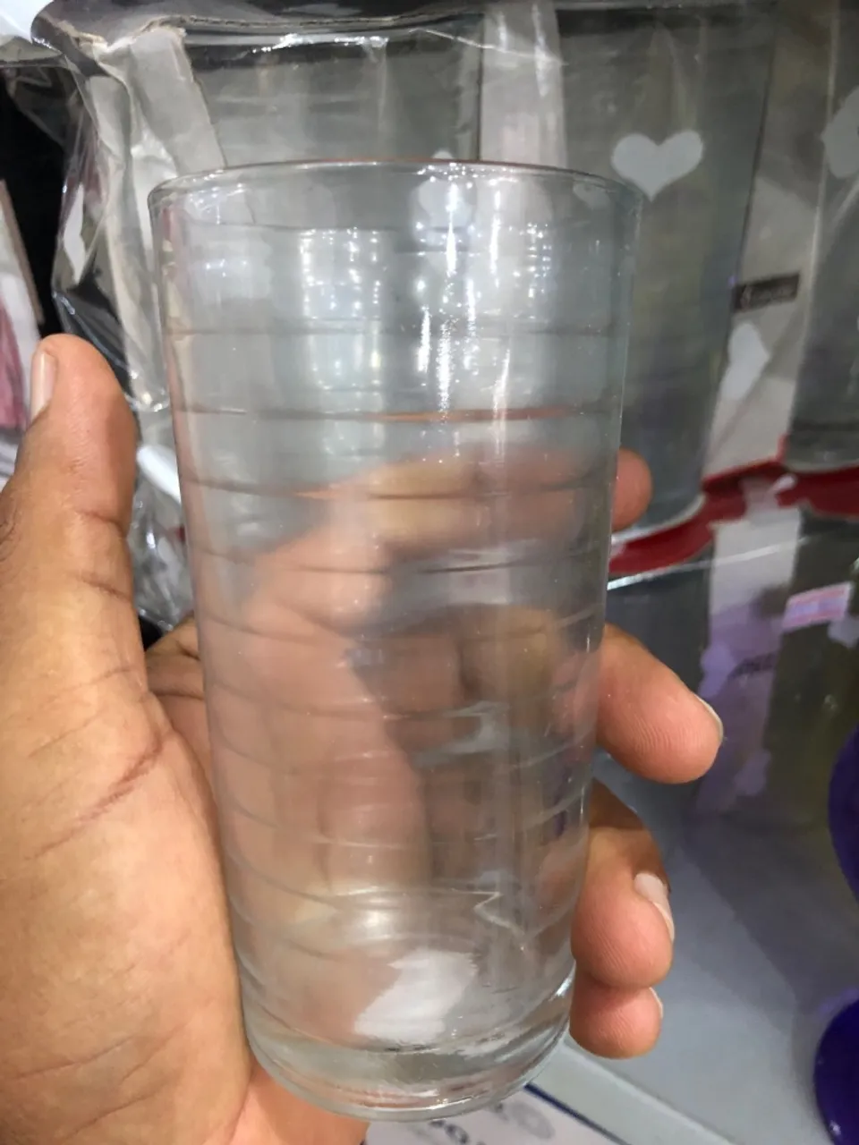 Copo de vidro transparente