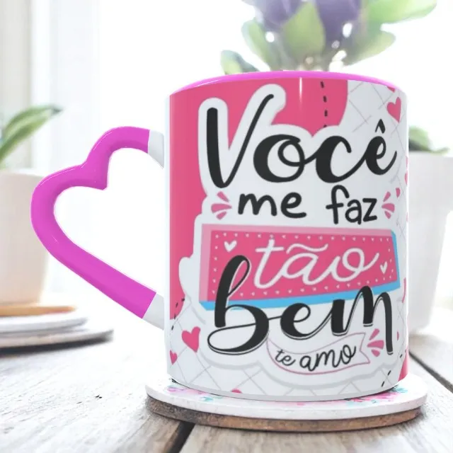 Caneca Dia dos Namorados Alça Coração e Interior Rosa - Personalize do Seu Jeito