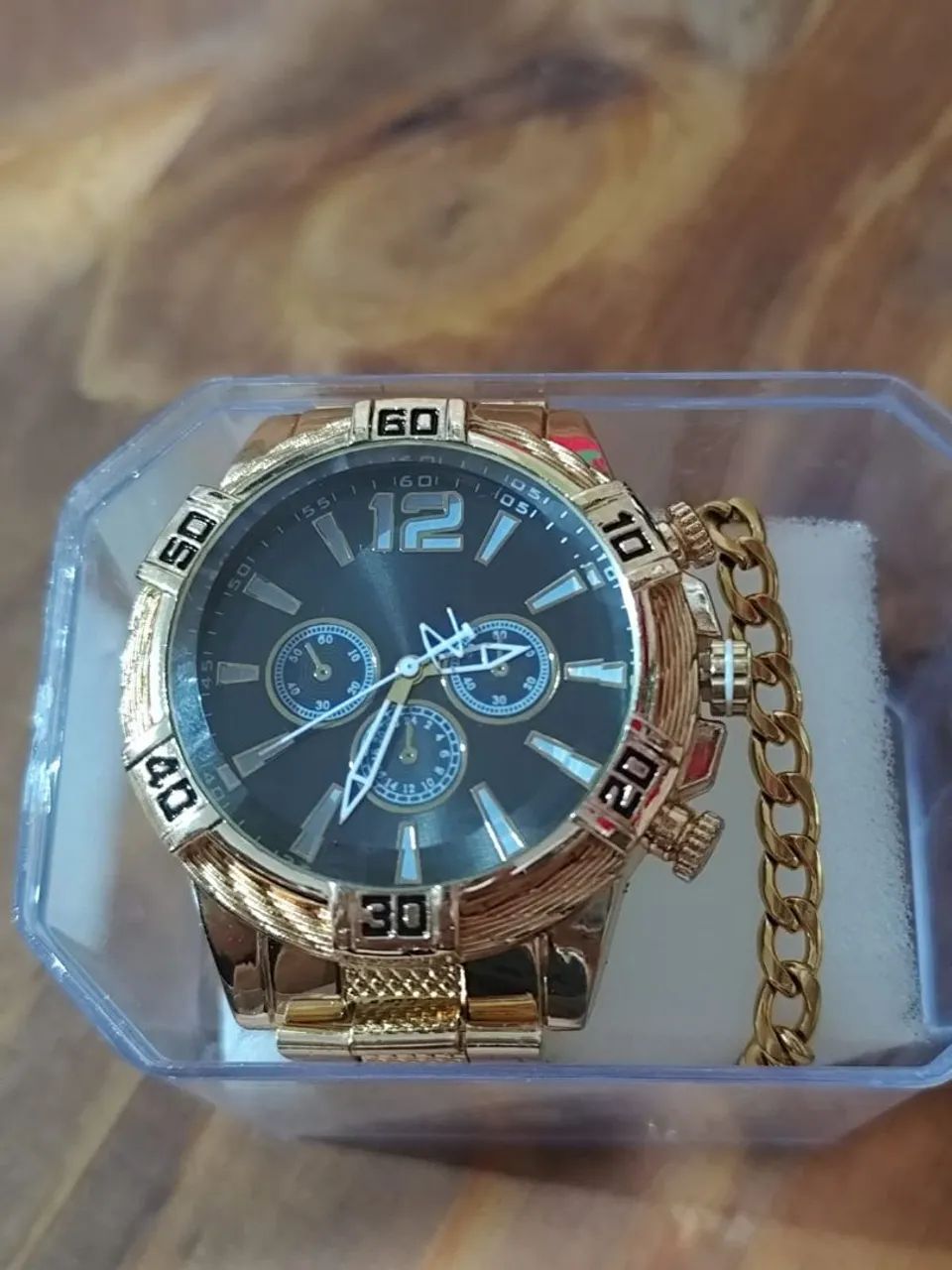 RELÓGIO DOURADO NOVO NA CAIXA LEVA GRÁTIS UMA PULSEIRA DOURADA.