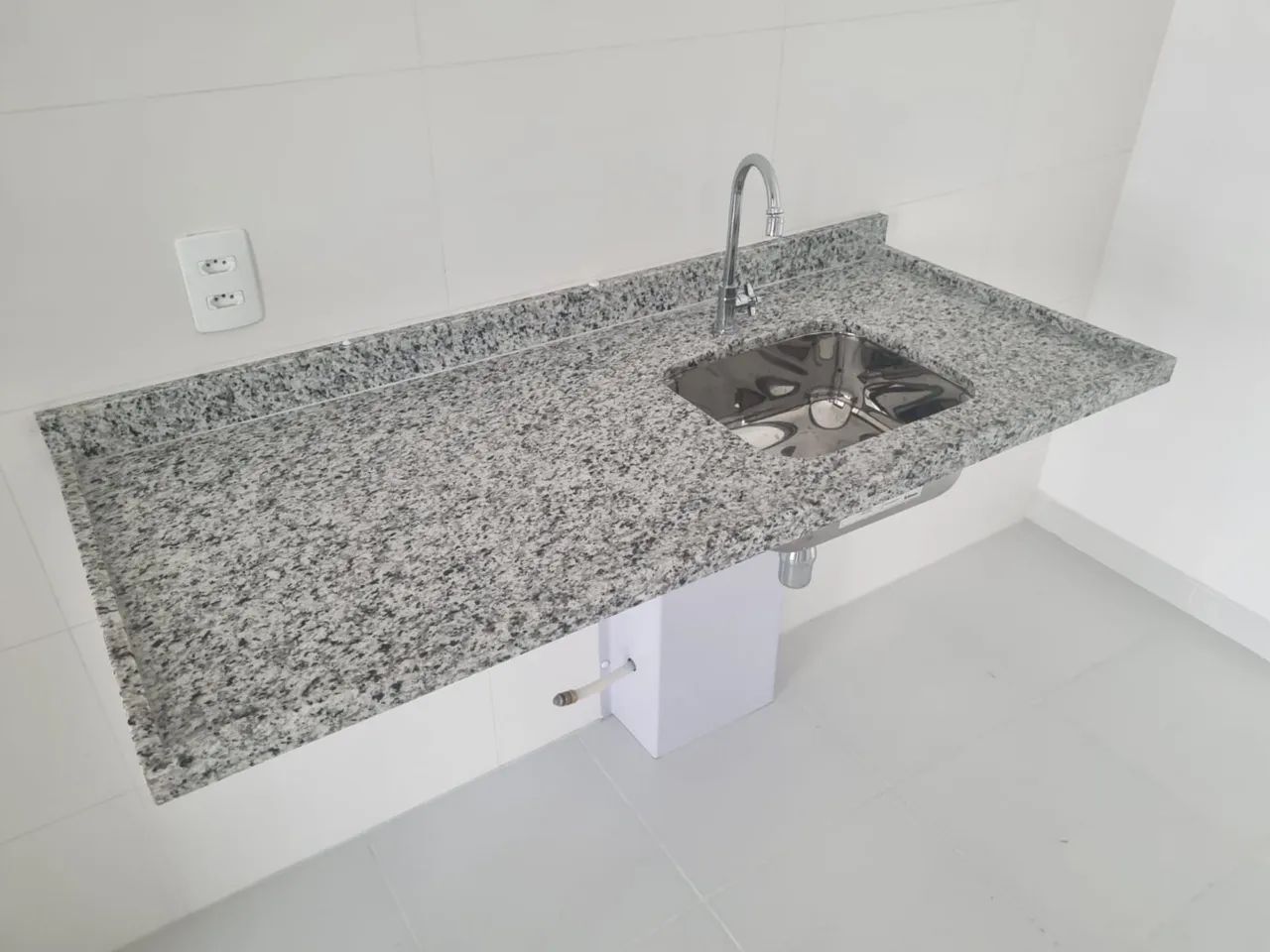 Pia e bancada em granito + cuba inox + torneira  - Foto 3