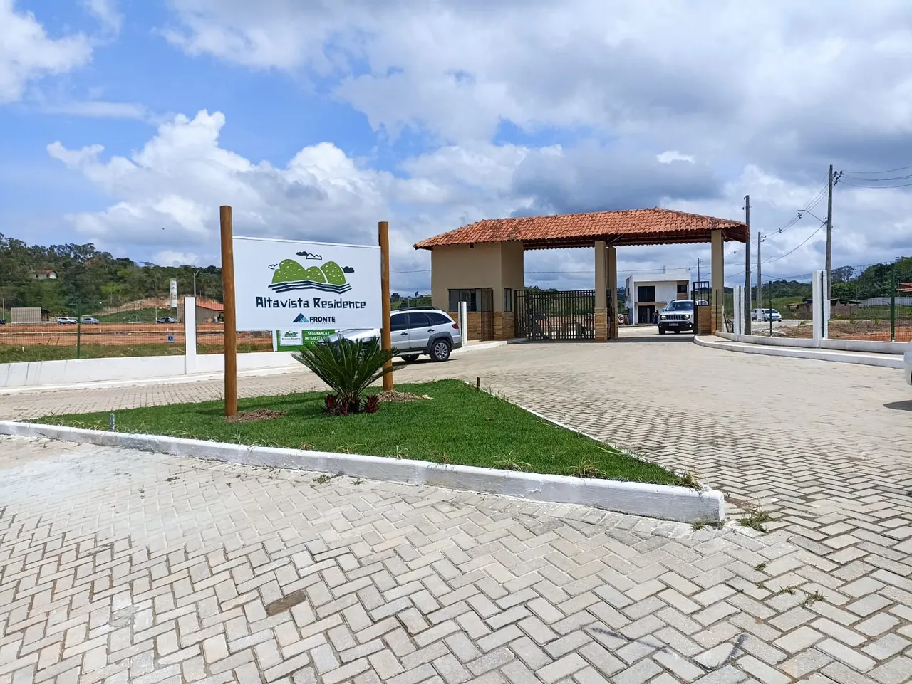 Repasso um lote em cond fechado na Serra.
