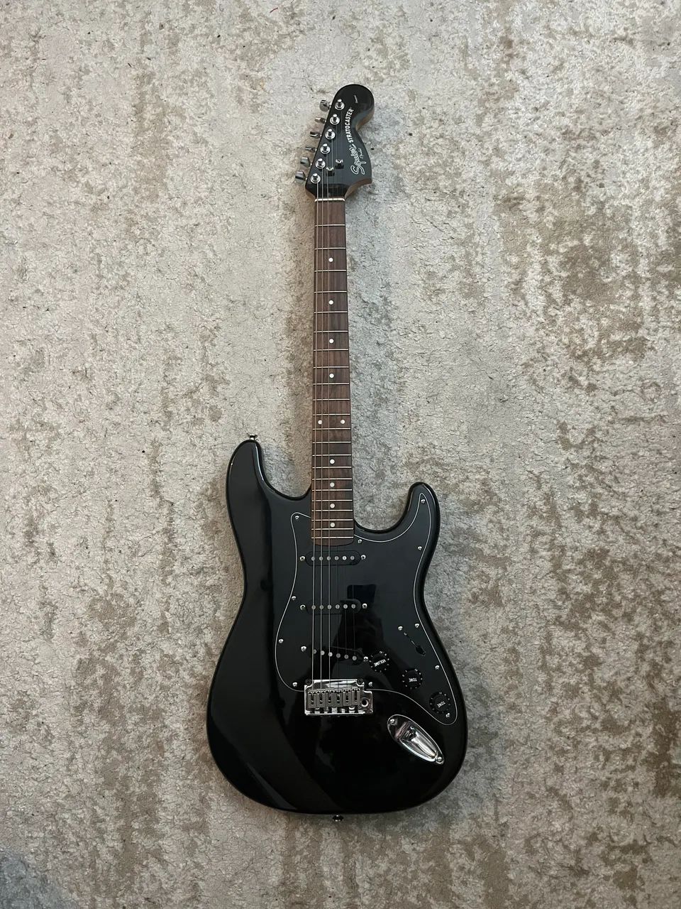 Fender Squier Stratocaster ブラック Guitarra Fender Squier Debut Stratocaster Preta - serenata