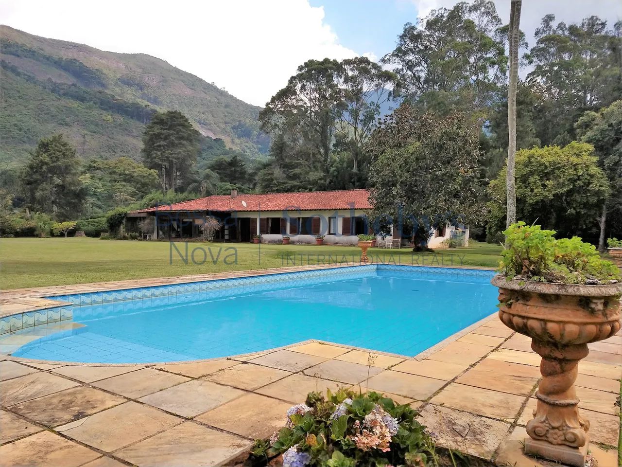 Casa linear com amplo gramado