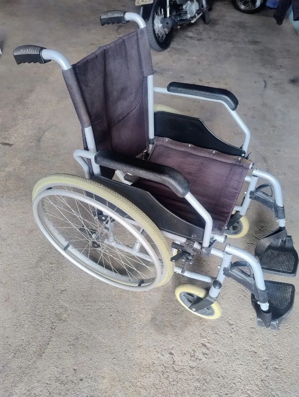 Cadeira de Rodas Confortável e Prática