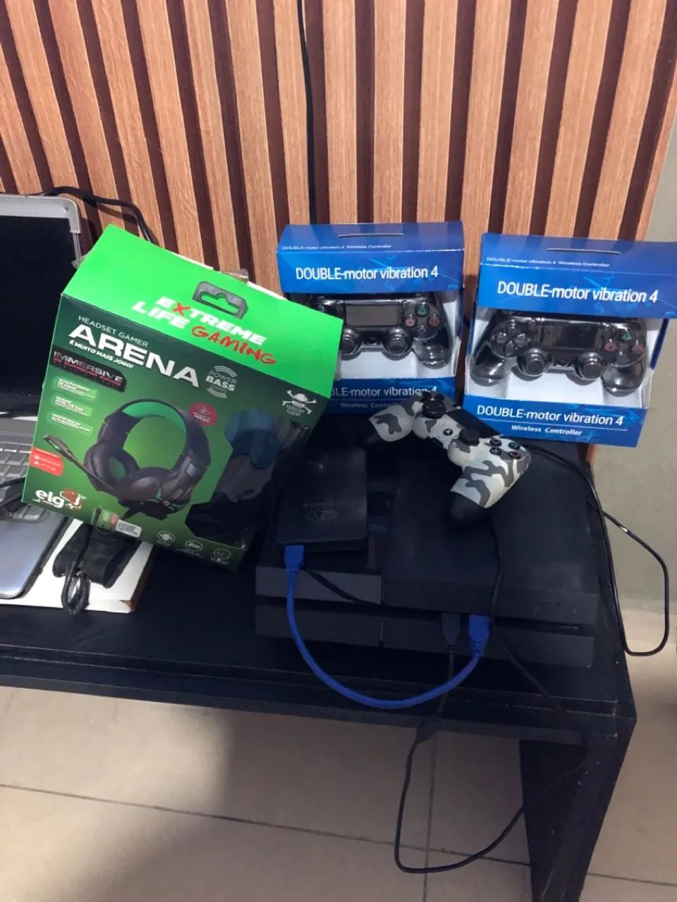 Playstation 4 com 3 controles e headset gamer