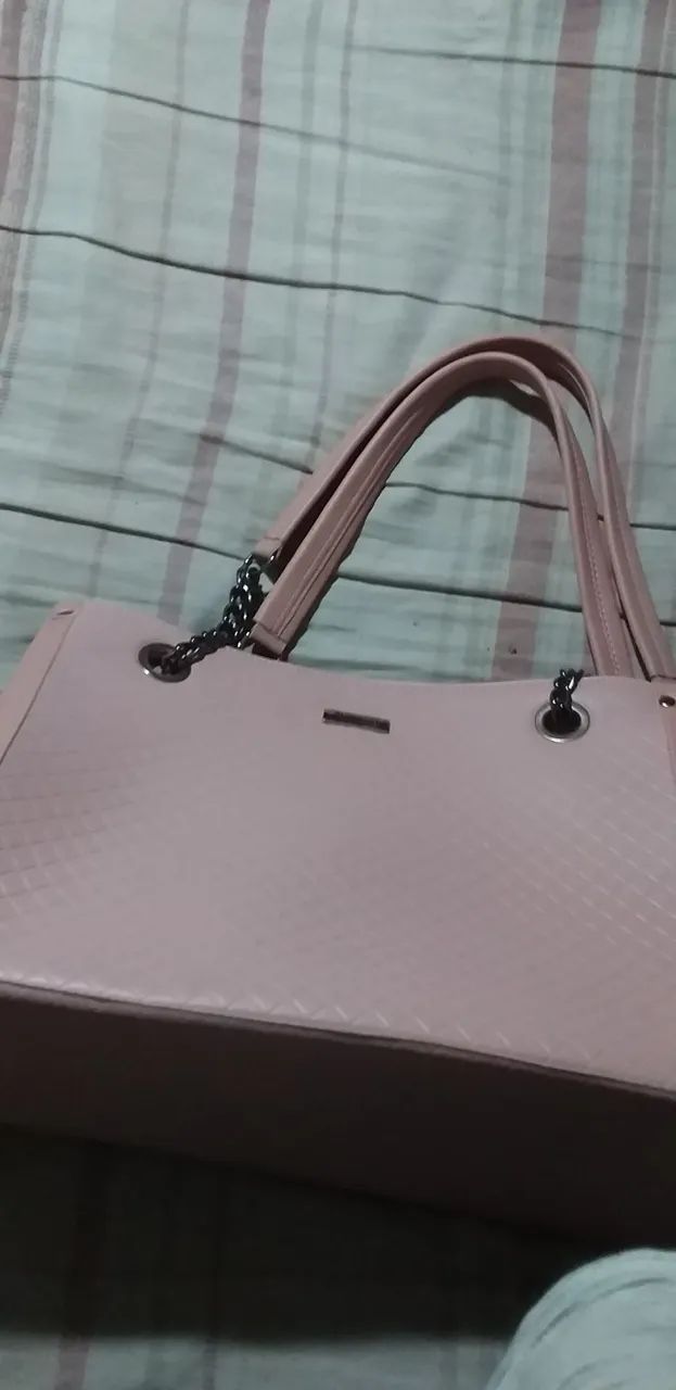 Bolsa de Ombro Rosa com Detalhes em Corrente - Foto 4