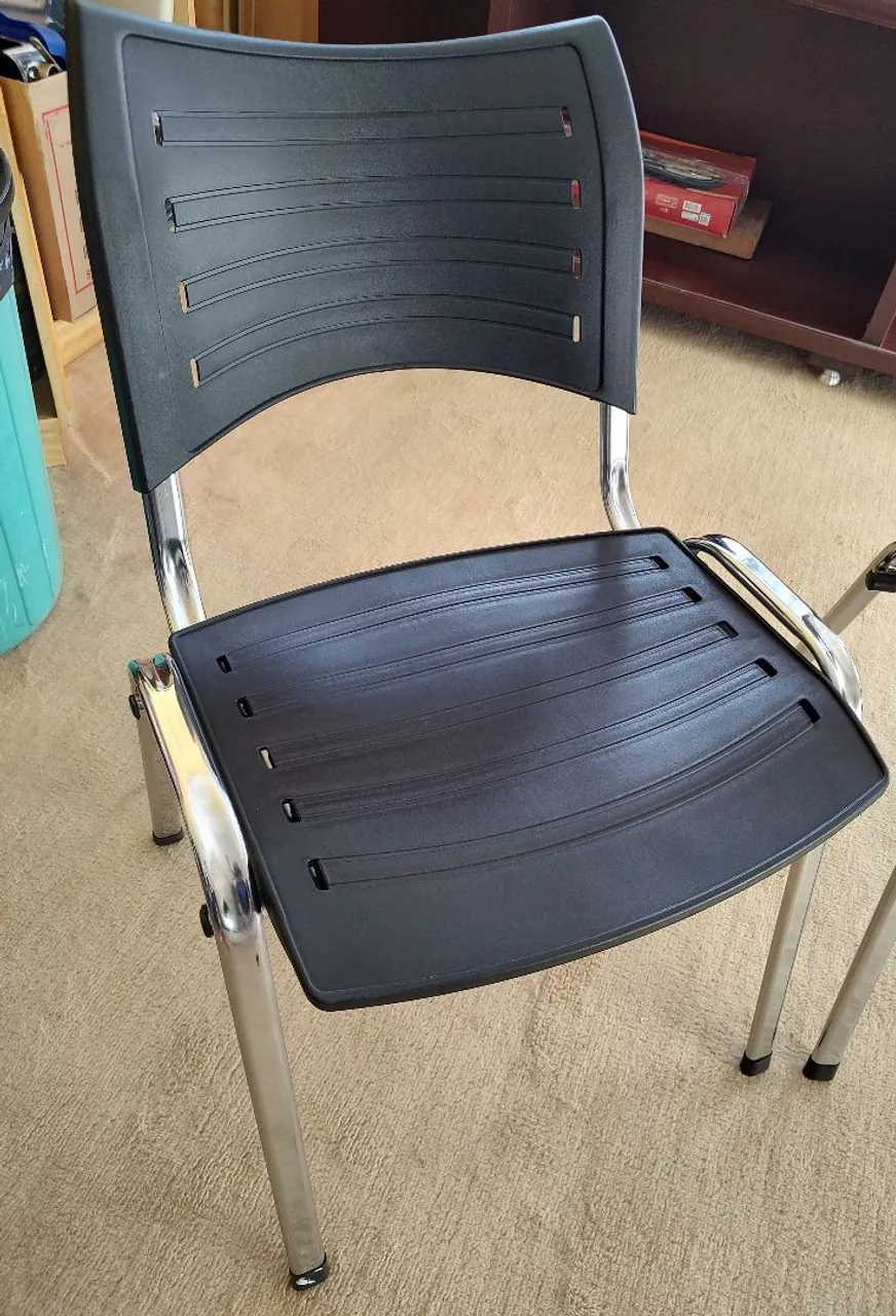 Cadeira de plástico com estrutura em metal