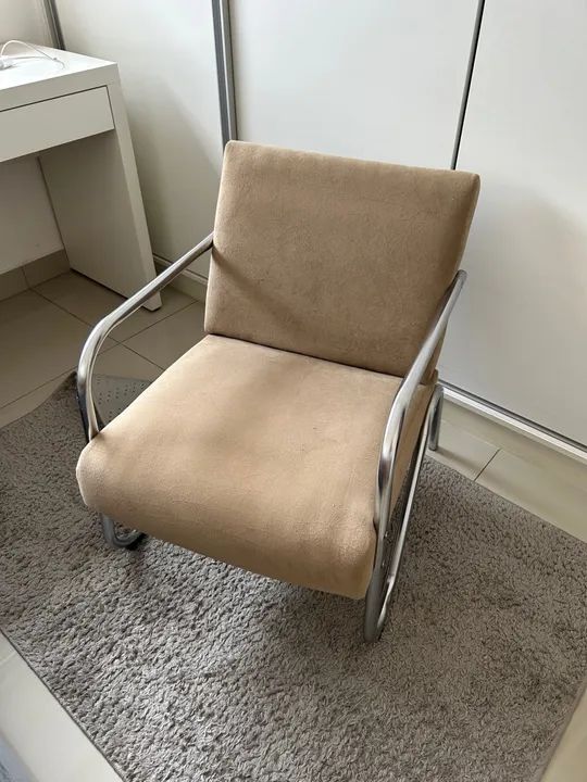 Poltrona moderna em aço e tecido bege