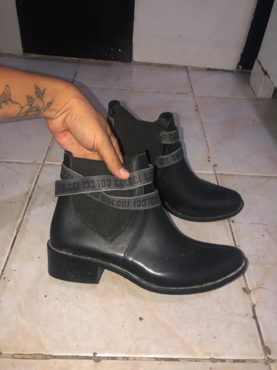 Bota Colcci preta com detalhes
