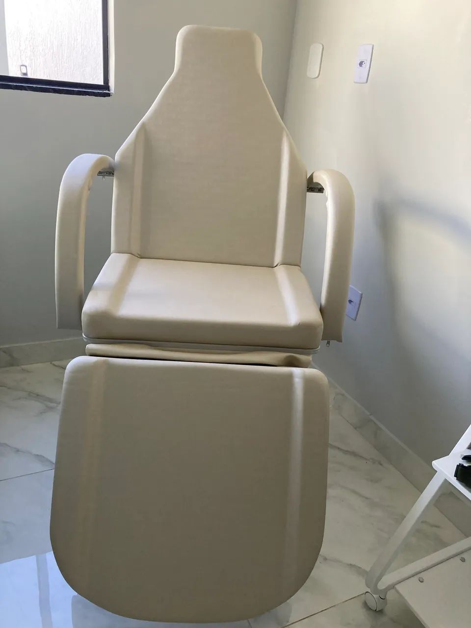 Cadeira e maca profissional Hidráulica PONTUAL + carrinho auxiliar com Lupa PONTUAL - Foto 4