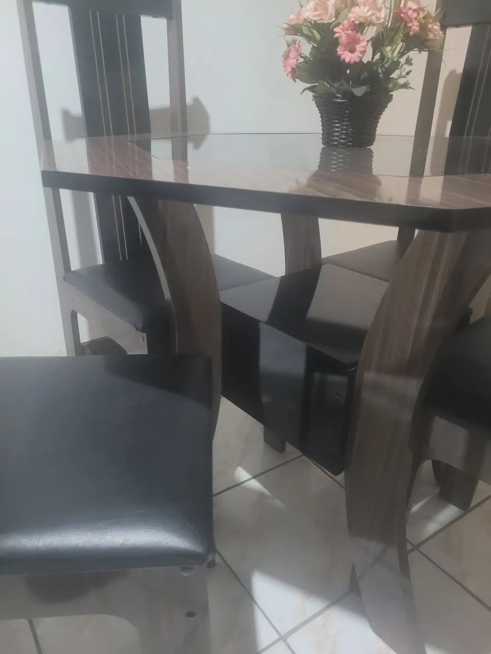 Mesa com 4 cadeiras 64842836051331122