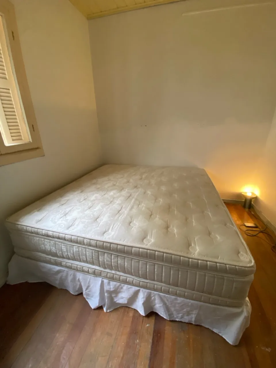 Cama King Ortobom: Base Box + Colchão Molas + Saia Branca