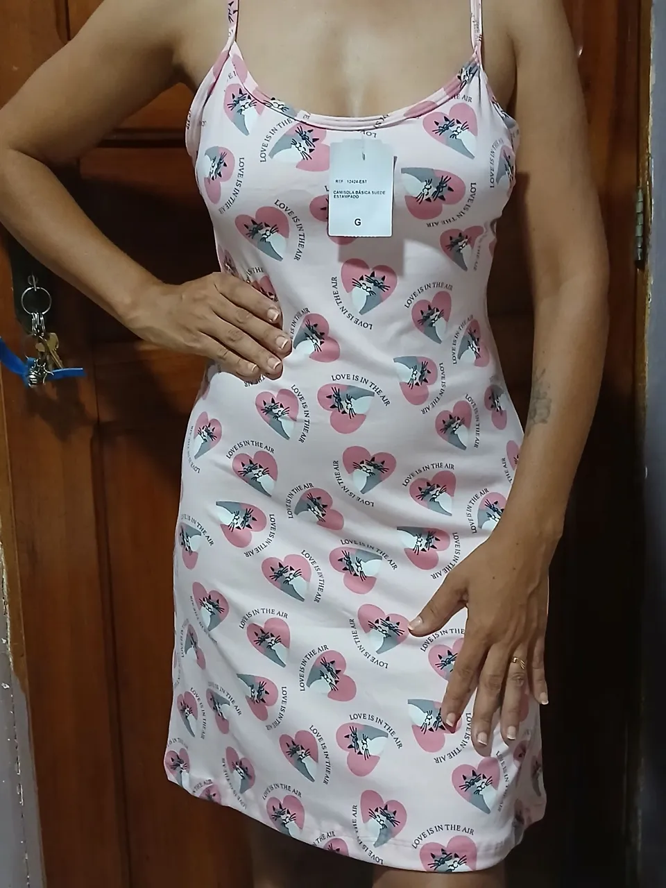 Vestido com estampa de gatos e corações