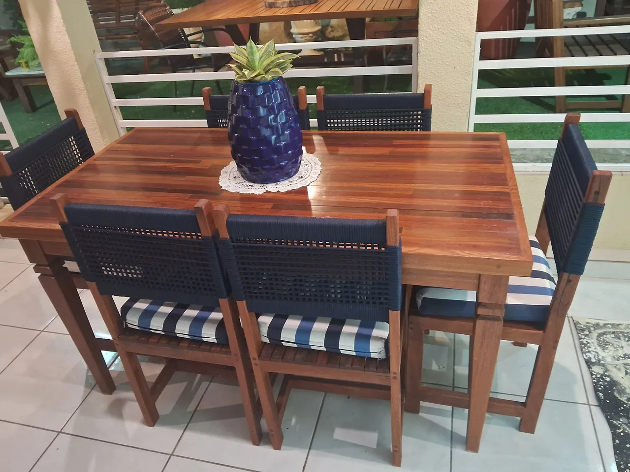 Mesa de madeira pura marchetada com 6 cadeiras dr madeira pura e corda nautica nas costas