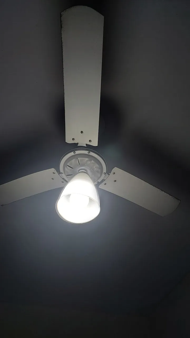 Ventilador de Teto Branco com Luminária