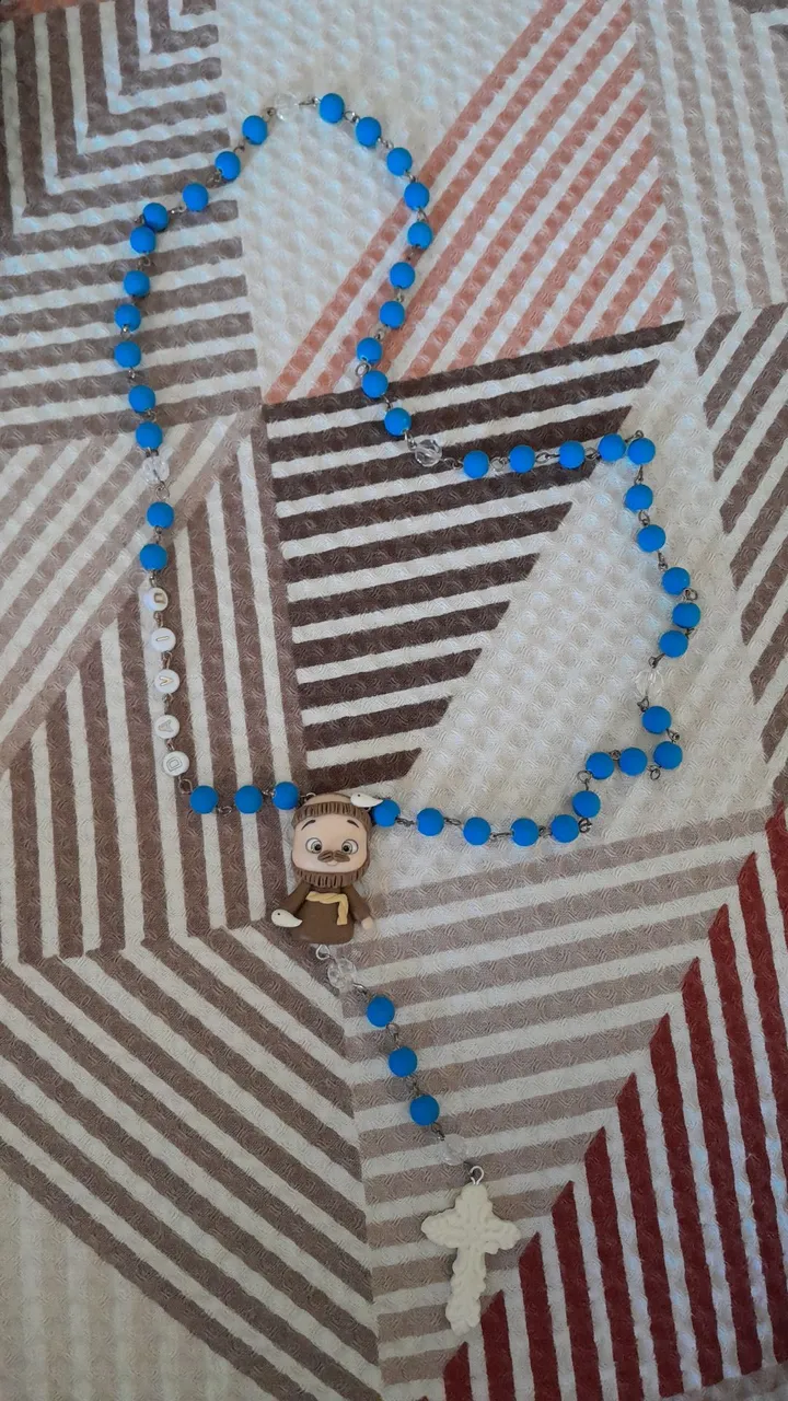 Terço azul com nome São Francisco de Assis