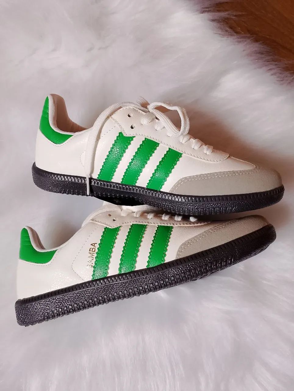 Adidas Samba Branco com Detalhes Verdes - Foto 4