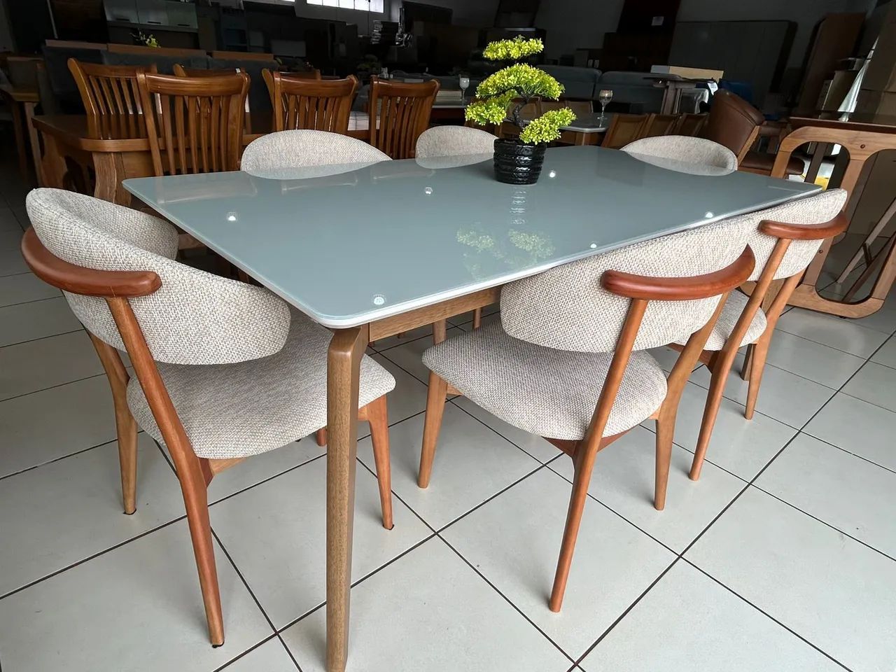 Mesa de Jantar Moderna com Cadeiras poltronas em linho - Foto 3