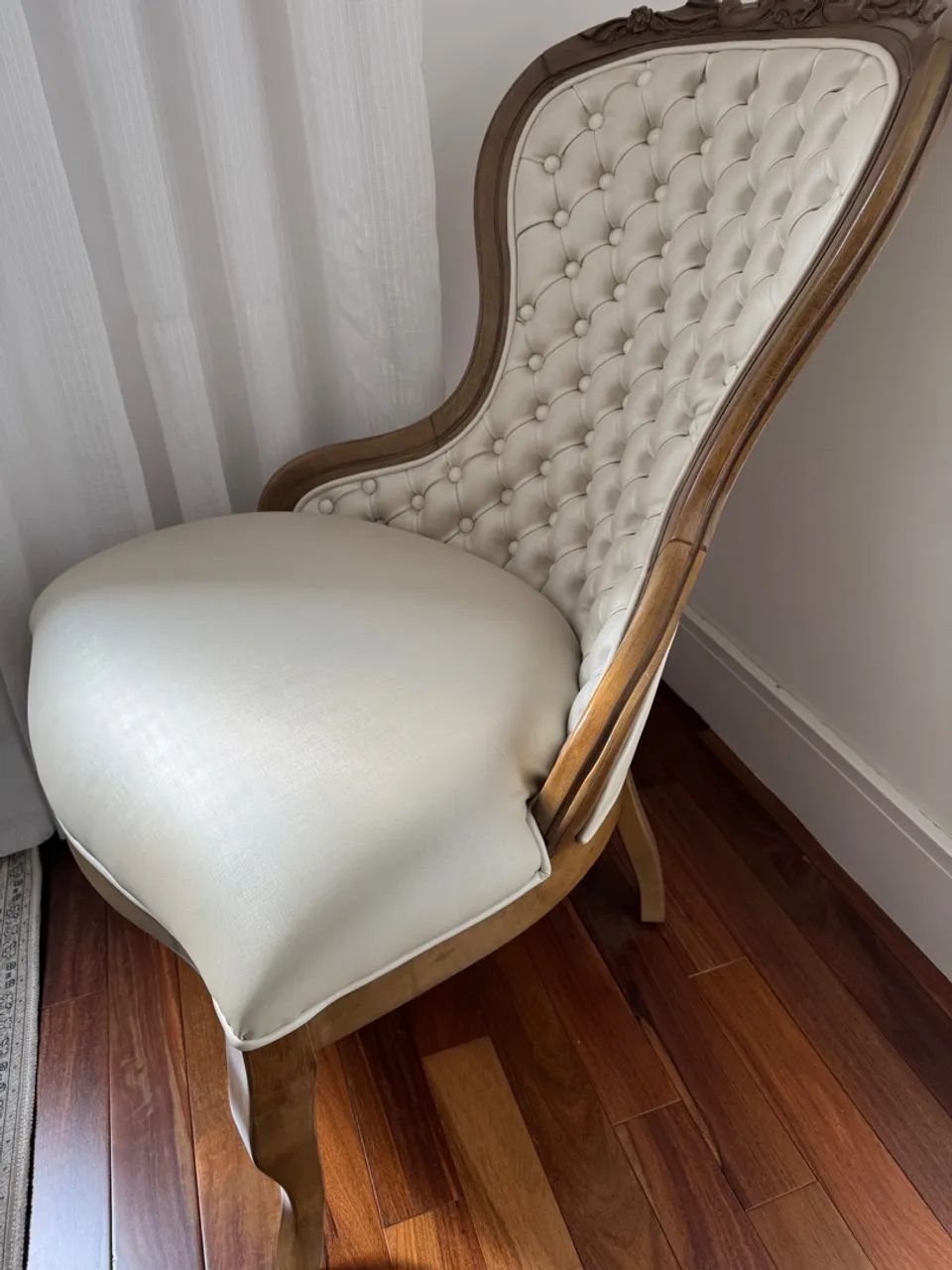 Poltrona Clássica Maria Antonieta com Capitonê - Cor Avelã