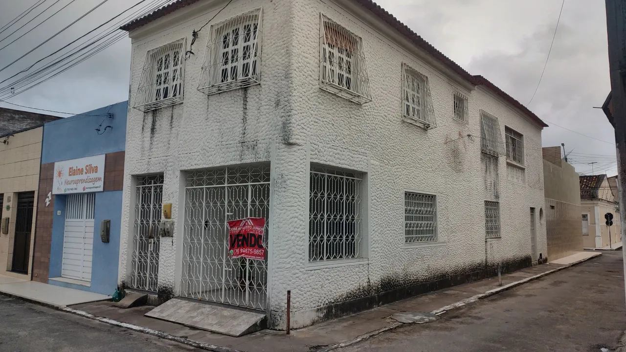 VENDO CASA NO CENTRO DE LAGARTO/SE - PRÓXIMA AO BANCO DO NORDESTE E À PRAÇA DA IGREJA MATR
