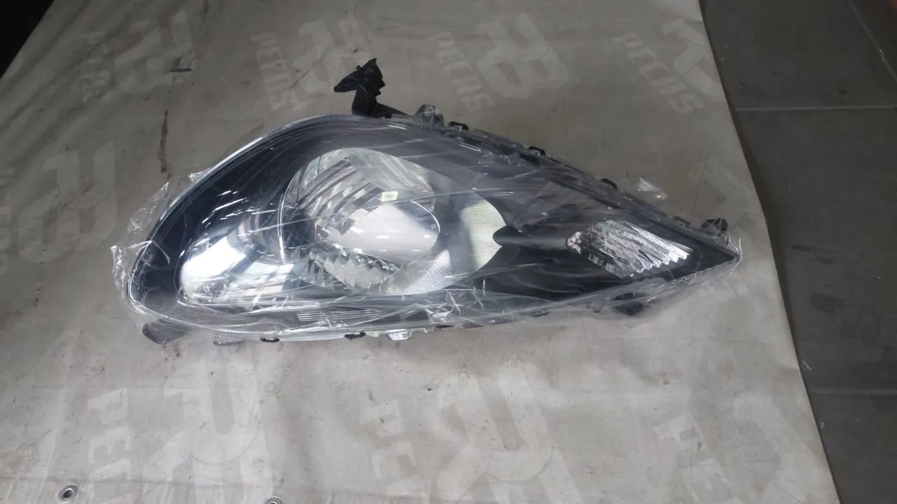 FAROL HONDA FIT 2013/2014 MASCARA NEGRA