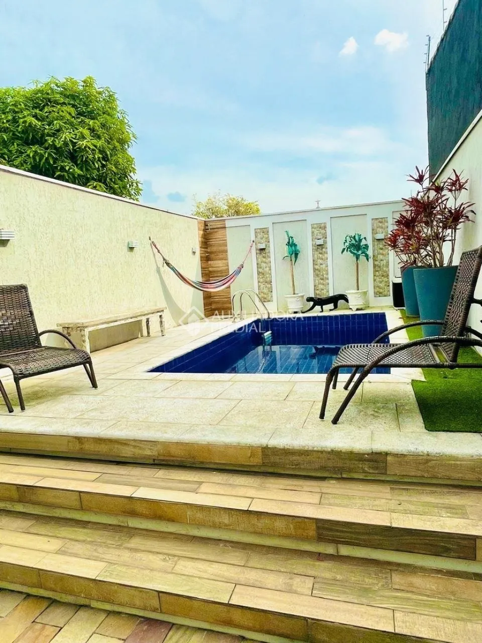 Sobrado com Piscina, 03 dormitórios, 01 suíte, Bairro Assunção SBC