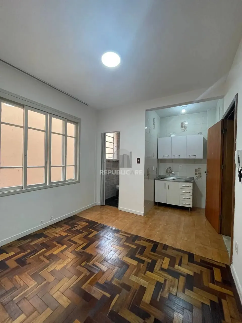Apartamento para alugar na Cidade Baixa com 34m² e 1 dormitório/quarto disponível.