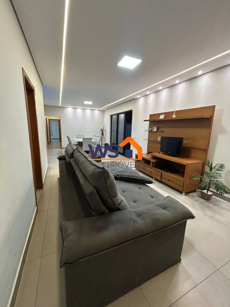 Excelente casa plana com área gourmet, totalmente reformada e pronta para morar - Foto 2