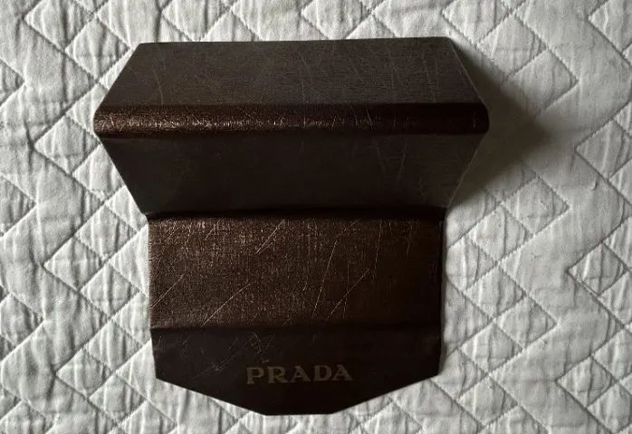 ESTOJO PARA OCULOS MARCA PRADA MARROM METALICO - Acessórios