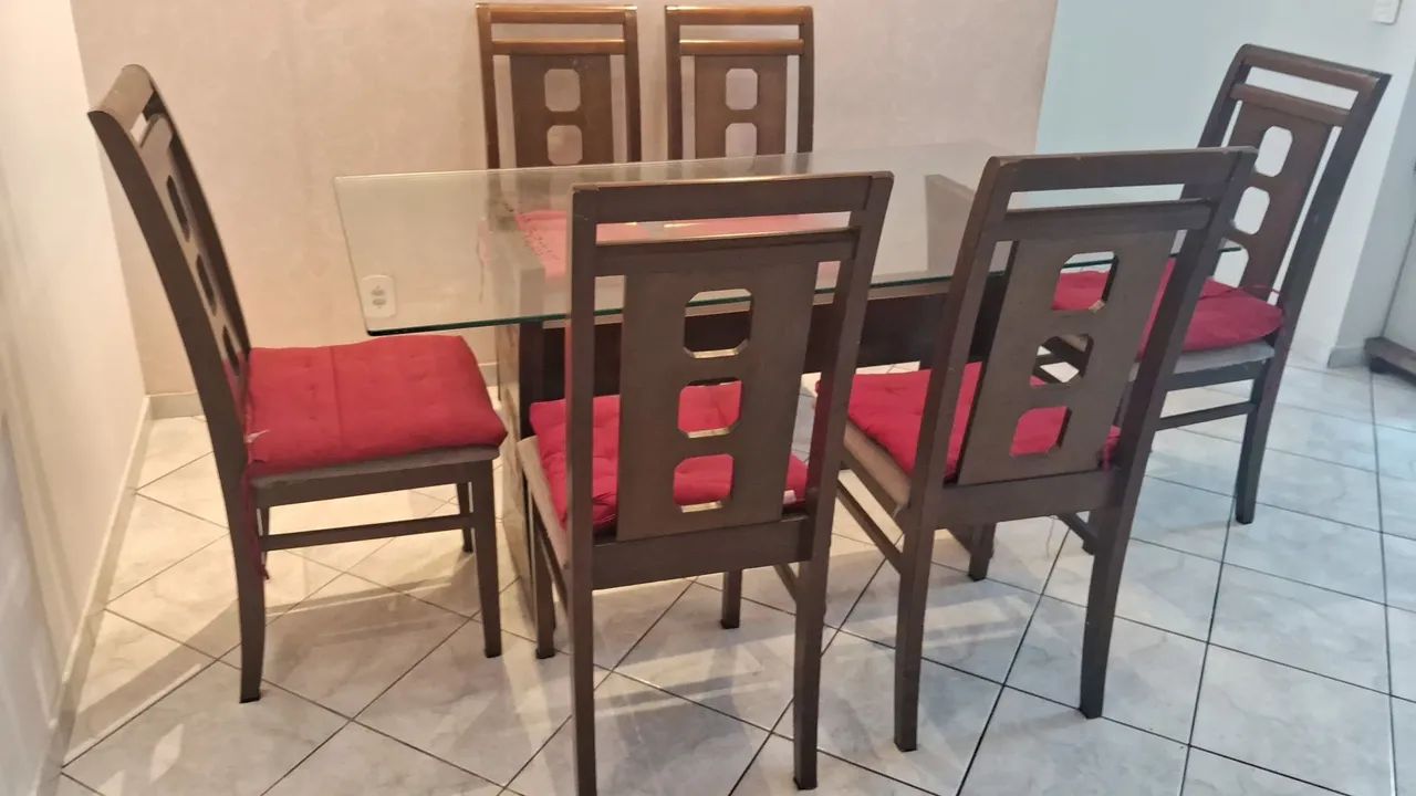 Mesa de vidro de seis cadeiras 