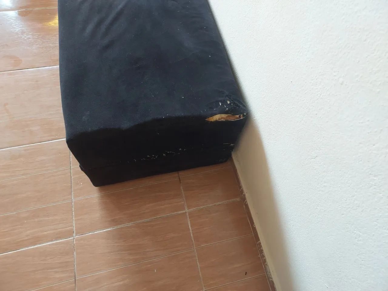 FOR DONATION SIMPLE SOFA65104746551042122