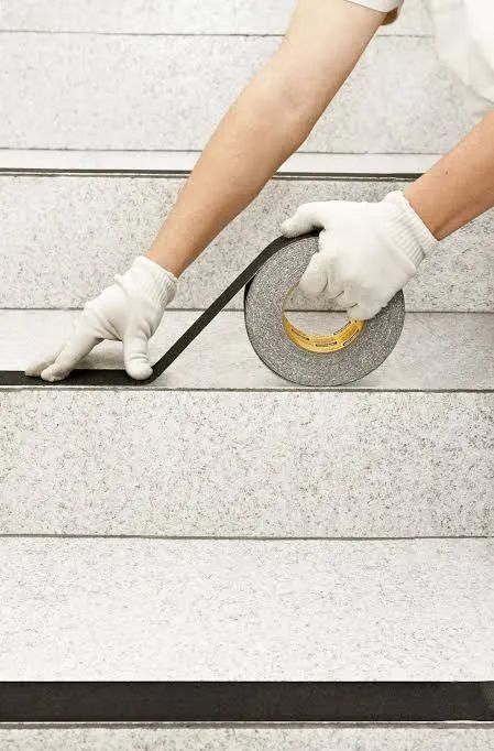 Serviço de instalação de fitas antiderrapantes e demarcação.  - Foto 2