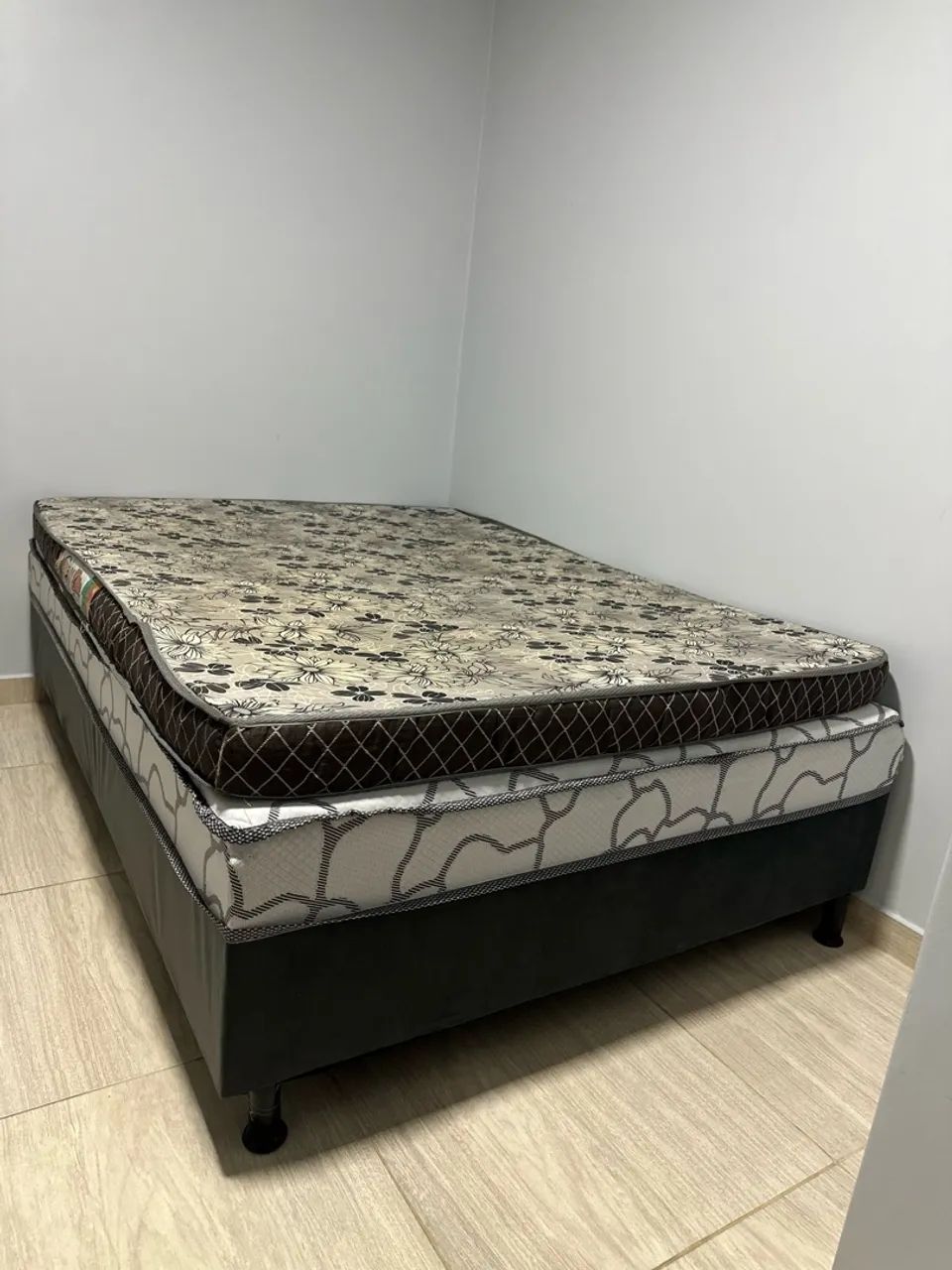 Vende-se cama casal box com colchão 