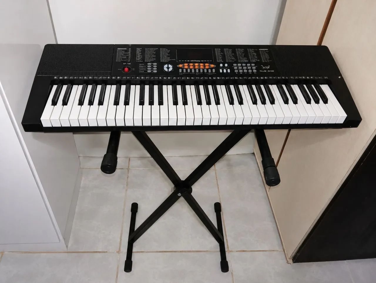 Vendo teclado bravo music 