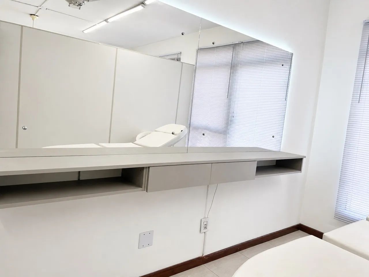 Bancada mdf com espelhos 