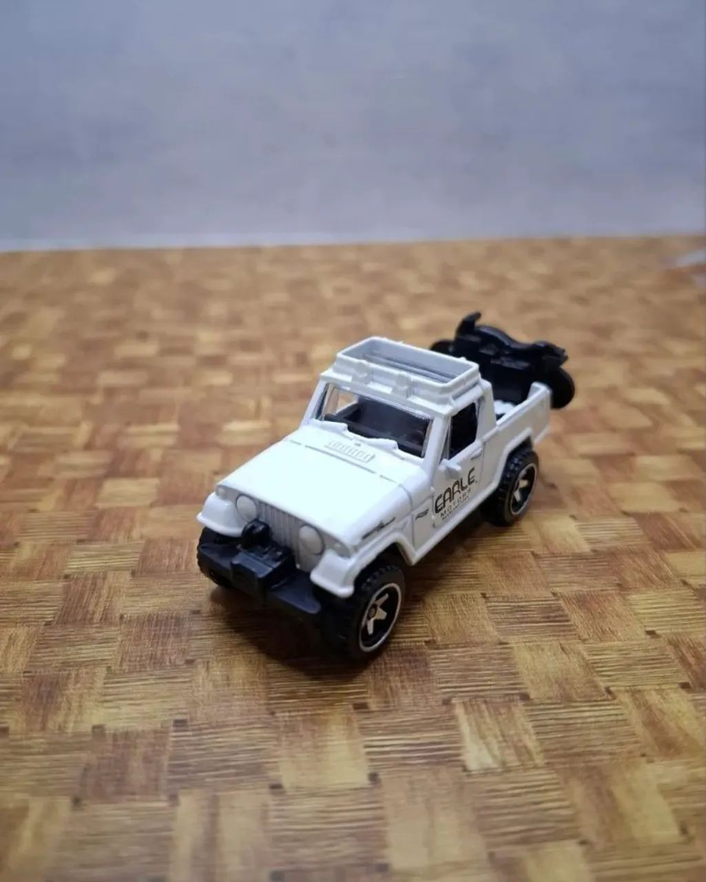 Kit com 4 HotWheels (1 T-Hunt) + brinde! - Foto 2