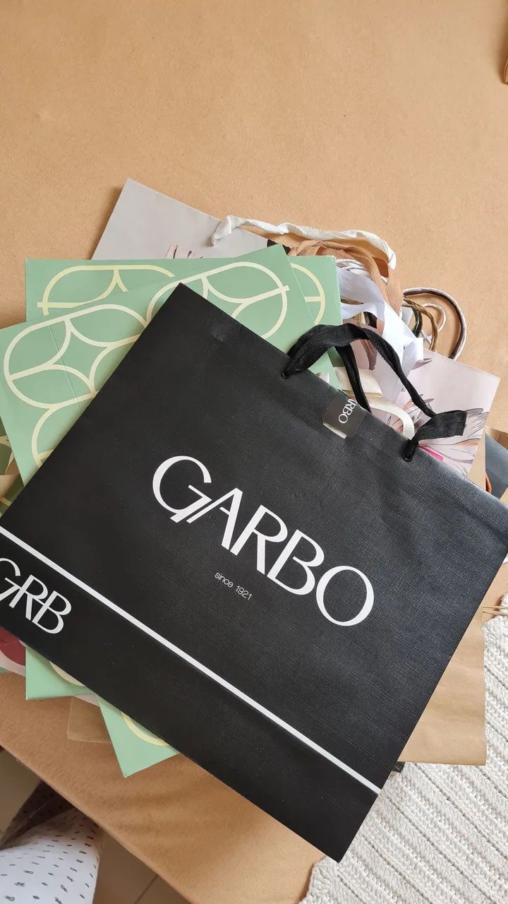 Diversas sacolas lindas lote para brecho em papelão várias marcas e grifes  - Foto 5