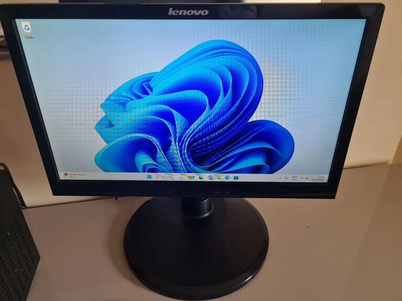 Monitor LED HD 19 polegadas com cabos e entrada de som - Barato