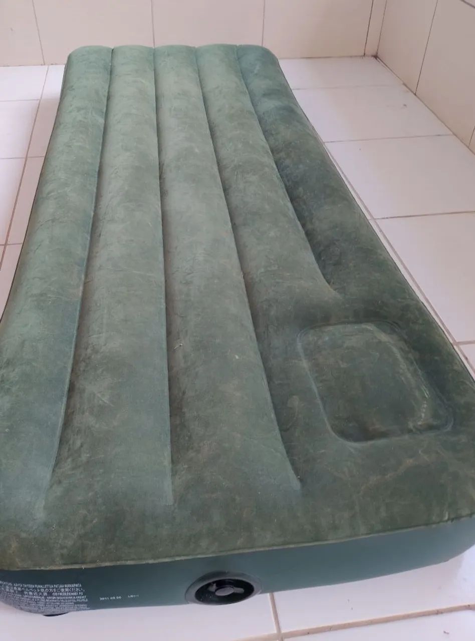 Colchão solteiro inflável ideal para casa e piscina 