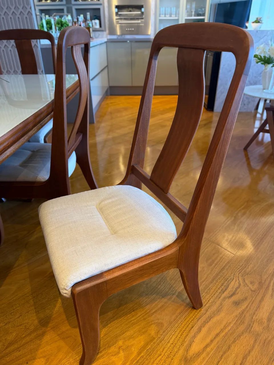 Mesa sala de jantar de vidro com 6 cadeiras de linho - Foto 4