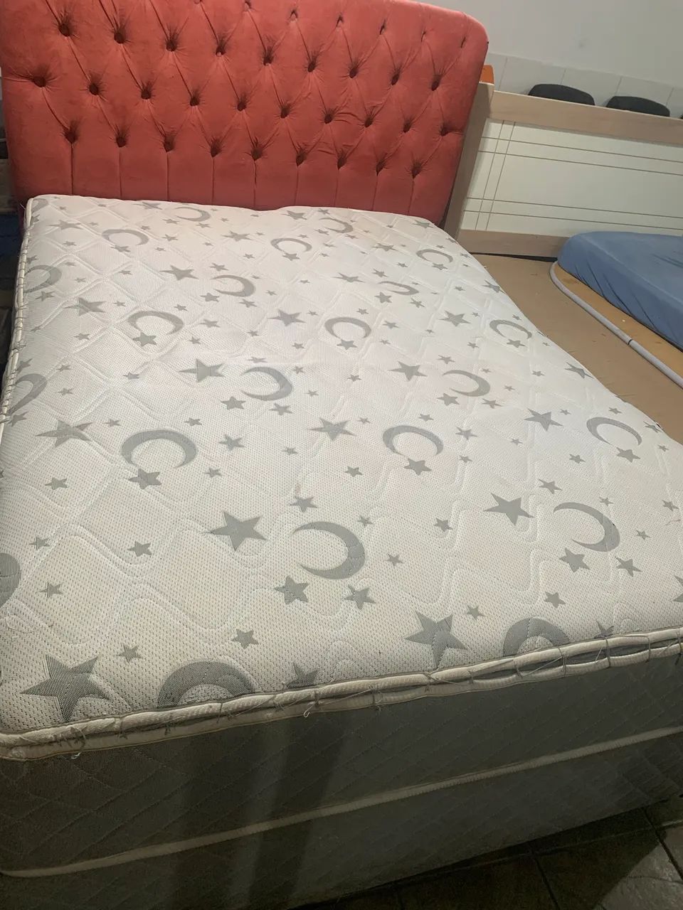 CAMA DE CASAL COM CABECEIRA VERMELHA  - Foto 5