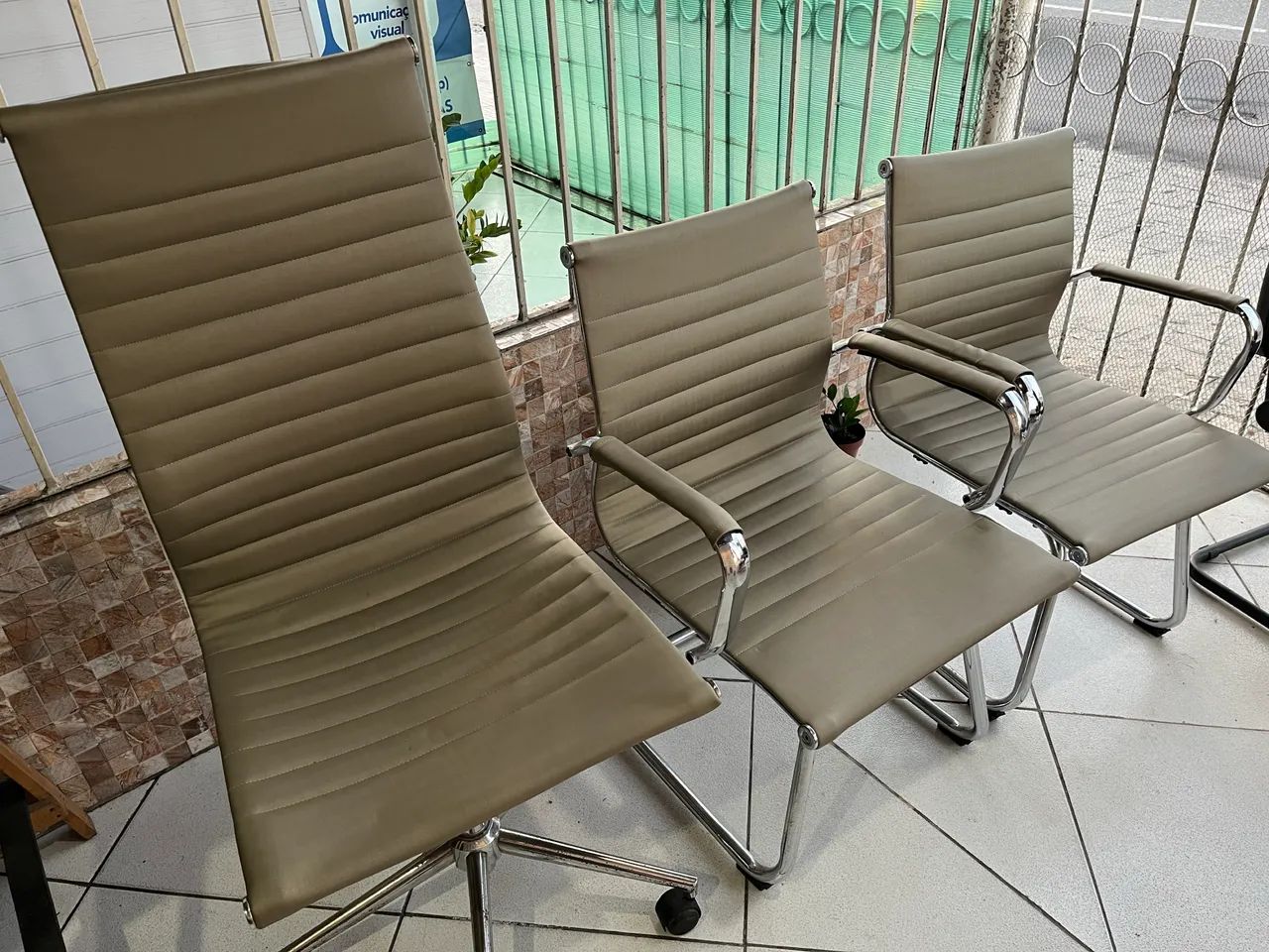 Kit cadeiras escritório em tecido factor (impermeável e resistente) 
