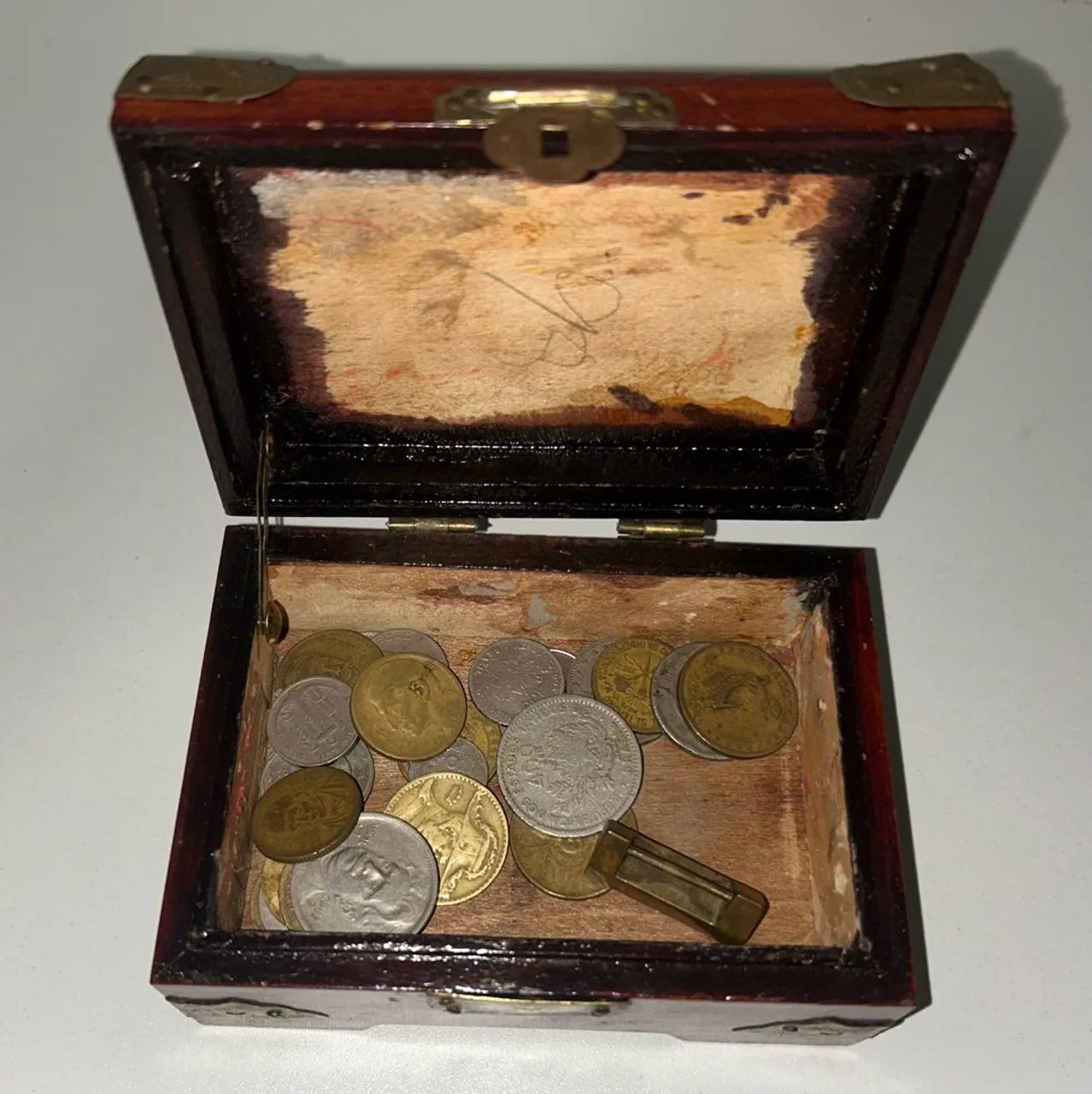 Caixa antiga com moedas da epoca - Foto 3