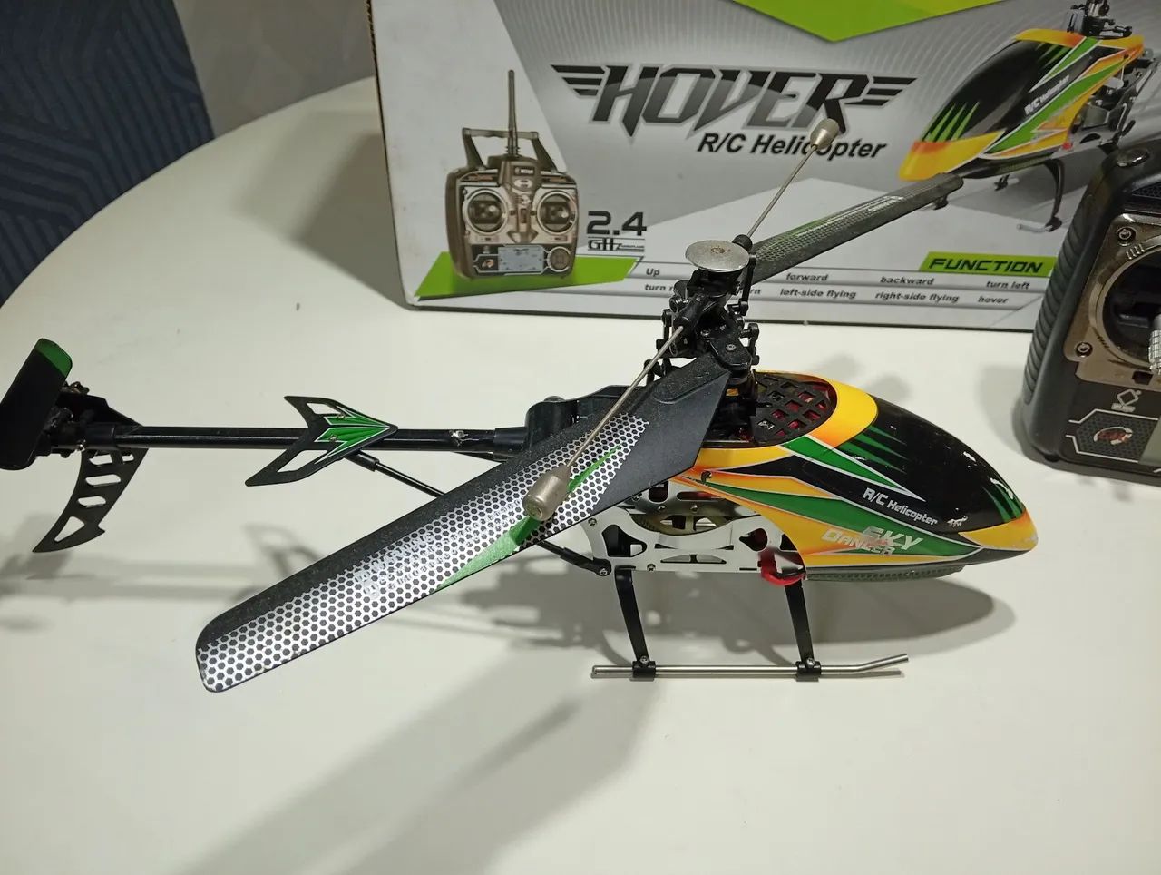 Helicóptero hover v913