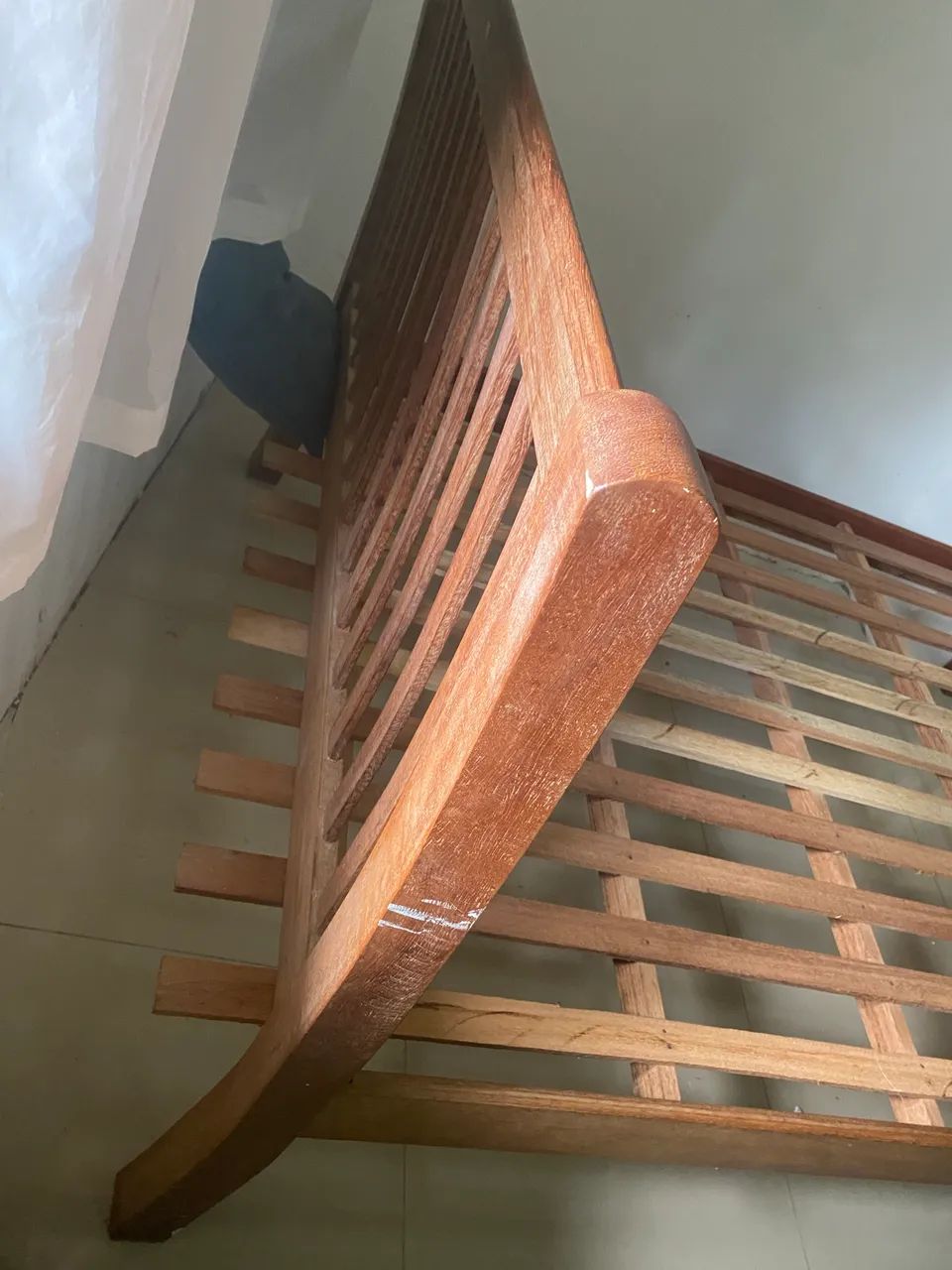 Cama de madeira de lei