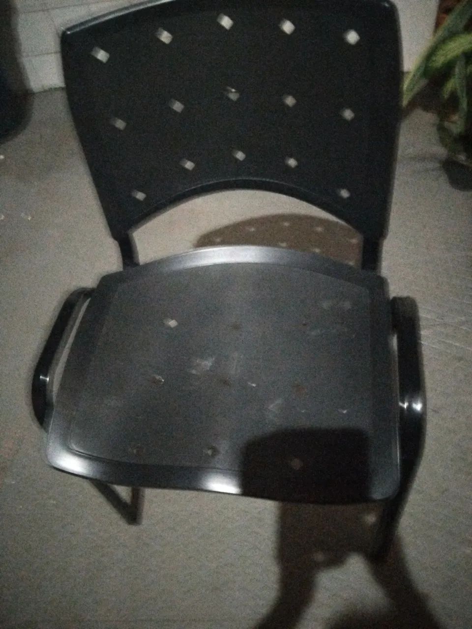 Vende 5 cadeiras de plástico 