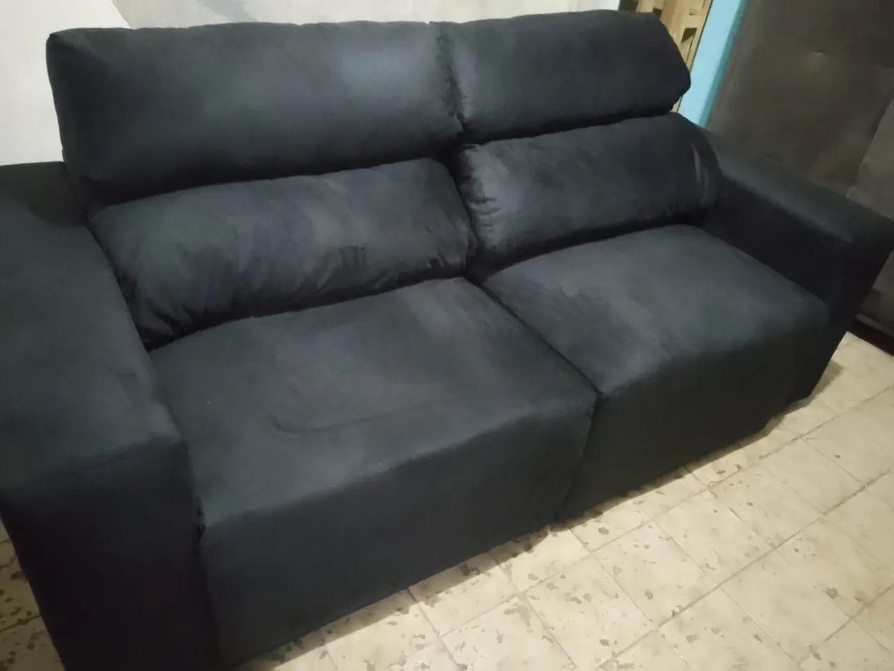 Sofá retrátil e reclinável novo em tecido veludo preto..tm 2m  - Foto 3